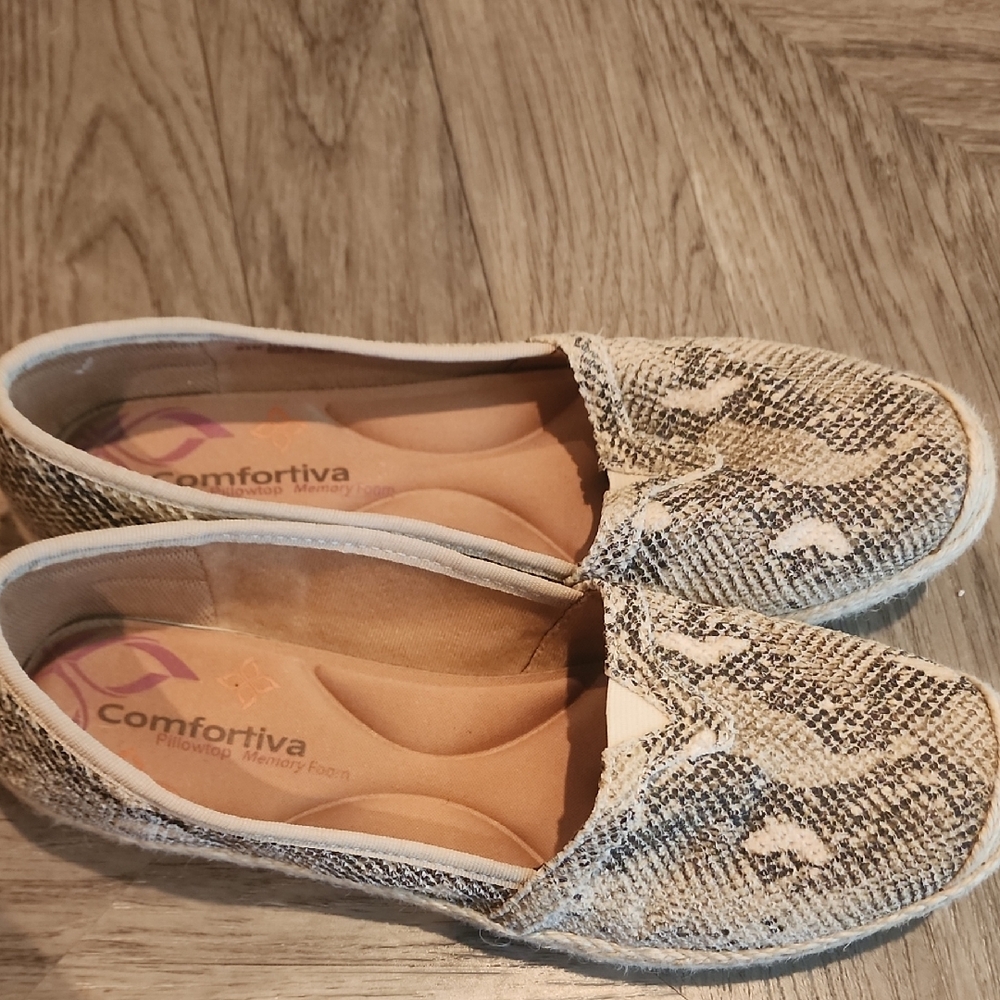 Comfortiva Women's Textured Beige Loafers